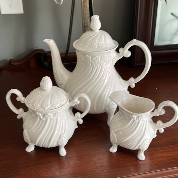 Crown Staffordshire Surrey Collection Teapot, Sugar Pot & Creamer. 3 Piece Set - Picture 13 of 13